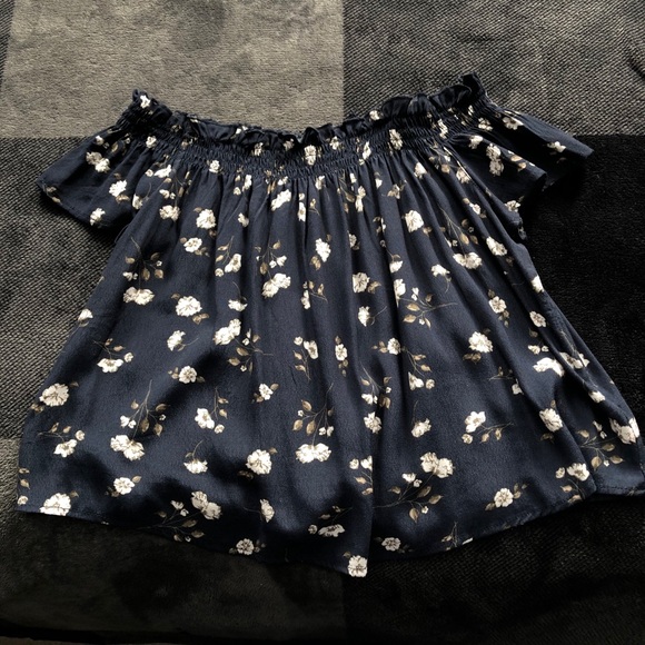 3 Garage brand tops - Picture 2 of 13